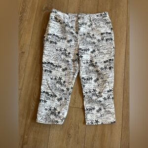 Chico’s Black & White Tropical Print Cropped Jeans in size 1.5 (10).